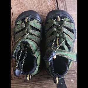 Boys Keen size 9 waterproof shoes
